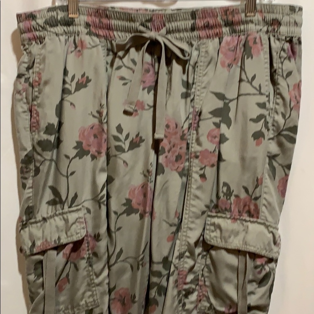 LANE BRYANT CARGO PANT FATIGUE SAGE FLORAL SZ14/16